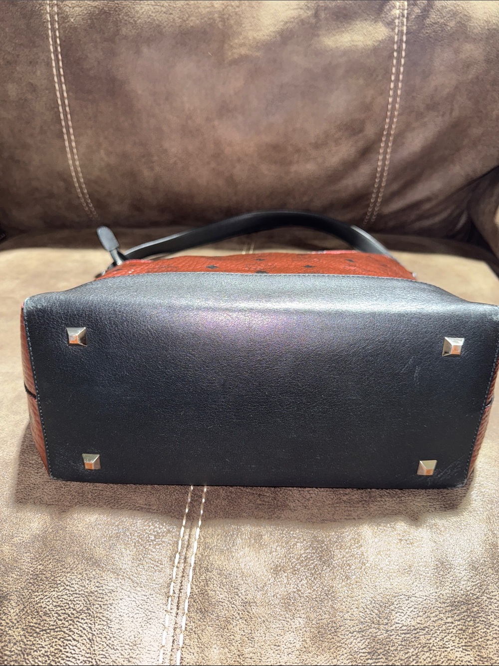 MCM Red Logo-Print Leather Shoulder Bag with Black Trim - Picture 5 of 7